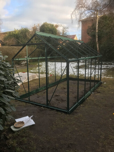Tid til rejsegilde. Nu mangler dør  vinduer  og alle der skal sættes uanede længder af gummilister på alle kanter hvor glassene skal hvile.